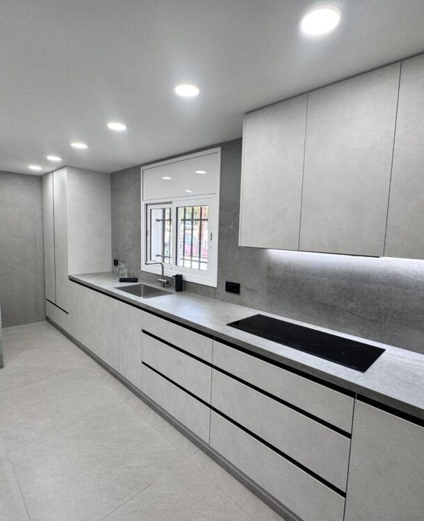 Transformación integral de cocina en Cervelló por Grup Innova. Diseño minimalista con Dekton, Neolith y mobiliario a medida. ¡Inspírate con nuestros proyectos!