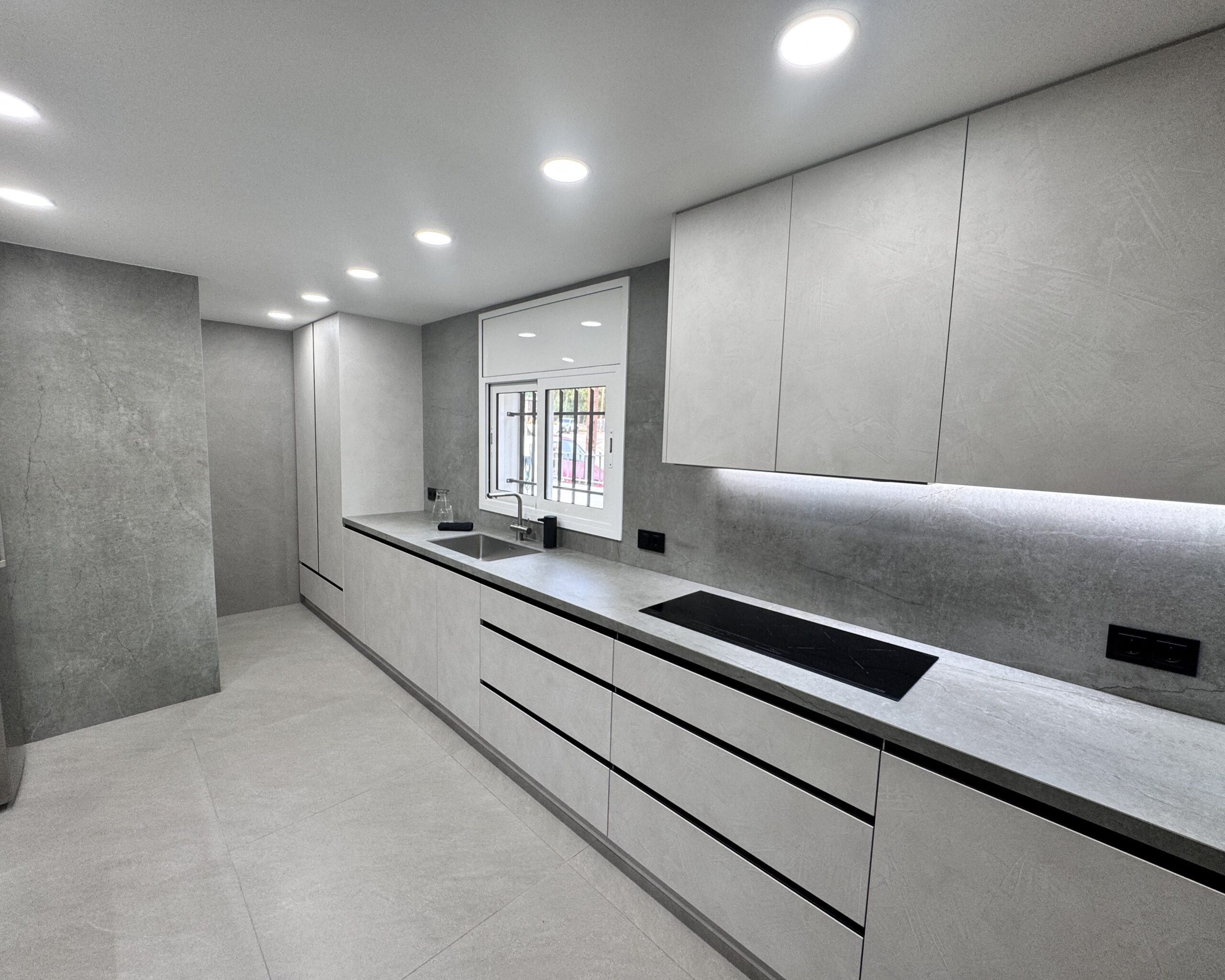 Transformación integral de cocina en Cervelló por Grup Innova. Diseño minimalista con Dekton, Neolith y mobiliario a medida. ¡Inspírate con nuestros proyectos!