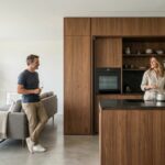 No dejes que tu cocina siga dictando el desorden de tu casa. En Grup Innova diseñamos espacios que se adaptan a tu vida, y no al revés. Si buscas una reforma sin dramas y con resultados de revista en la provincia de Barcelona, hablemos.