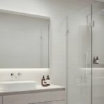 Entrar y salir de la bañera no debería parecer una prueba olímpica. Si cada ducha acaba con miedo a resbalar, agua por todas partes o la sensación de que tu baño se ha quedado anclado en 1998, toca plantearse el cambio de bañera por plato de ducha.