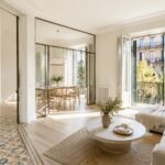 Vivir en un piso oscuro agota. Hace que los espacios parezcan más pequeños, más fríos y menos agradables. Y no, el problema no siempre es la orientación. Muchas veces, la falta de luz tiene más que ver con la distribución de la vivienda, los materiales elegidos y ciertos errores de diseño que con el sol.