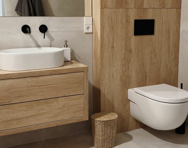 ¿Pensando en una reforma de baño pequeño en Martorell? Descubre cómo ganar espacio con platos de ducha de resina y fontanería moderna. ¡Pide presupuesto!
