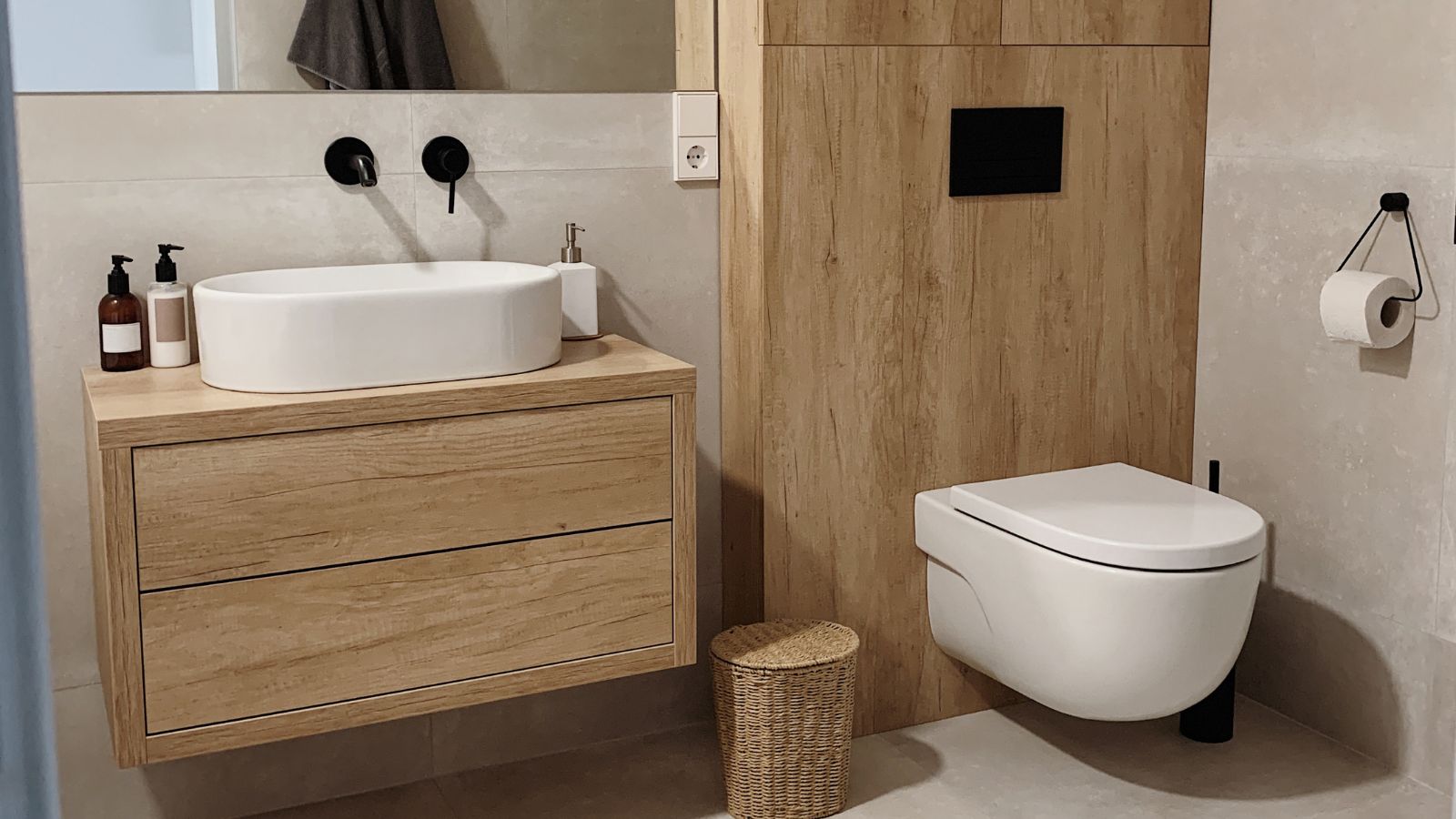 ¿Pensando en una reforma de baño pequeño en Martorell? Descubre cómo ganar espacio con platos de ducha de resina y fontanería moderna. ¡Pide presupuesto!