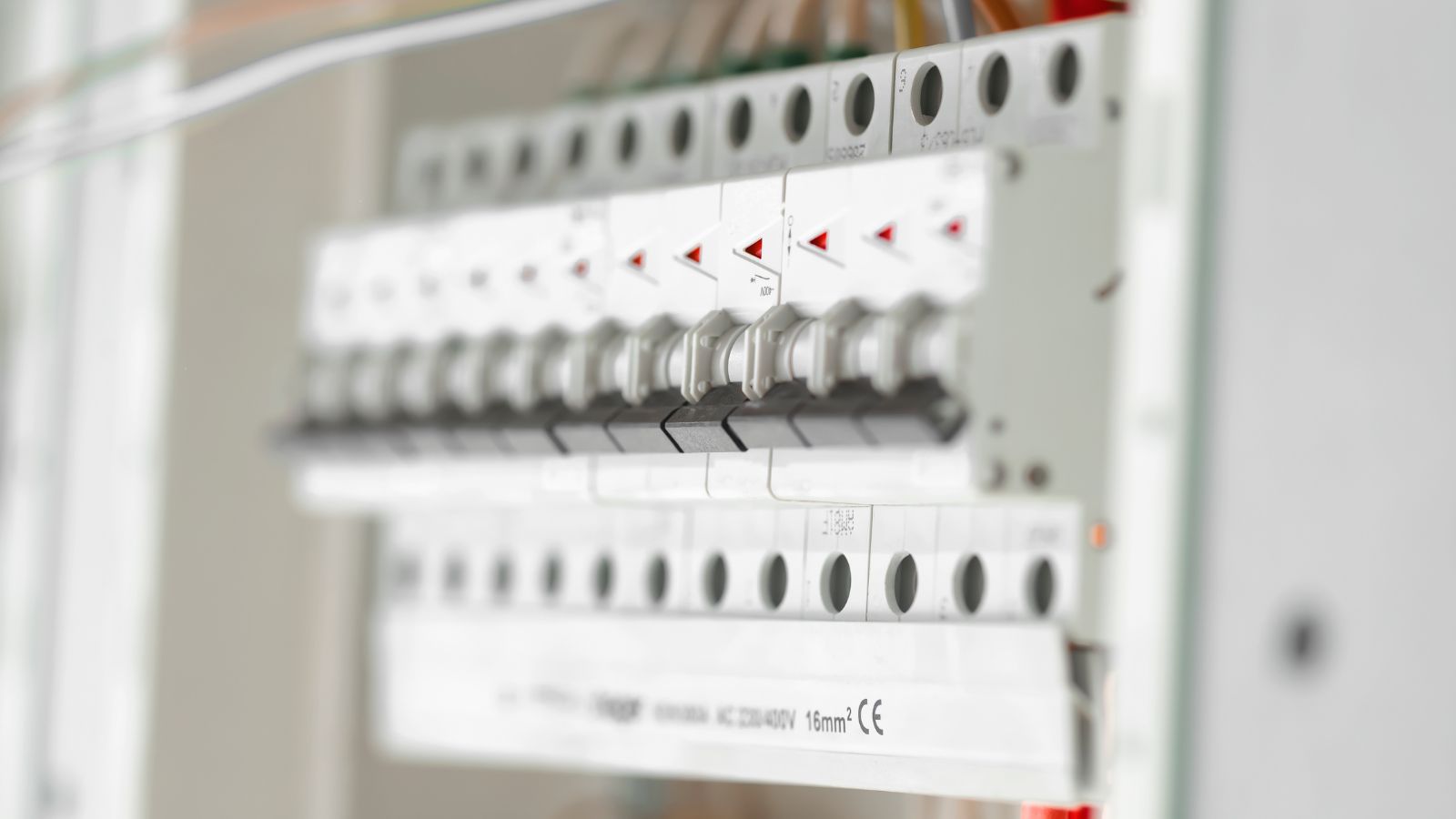 ¿Necesitas actualizar la instalación eléctrica de tu vivienda en Molins de Rei? Cambios de cuadro de luces, mecanismos modernos y boletín eléctrico oficial.