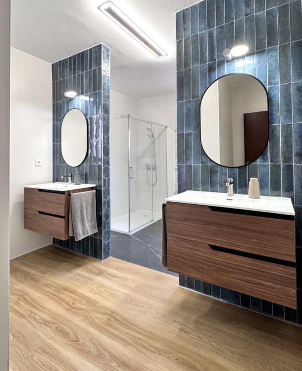 Descubre cómo transformamos un baño amplio en un espacio elegante y perfectamente equilibrado en El Prat de Llobregat. Un proyecto de reforma integral que combina distribución inteligente, pavimentos vinílicos SCP y revestimientos de diseño para crear dos ambientes únicos y continuos.