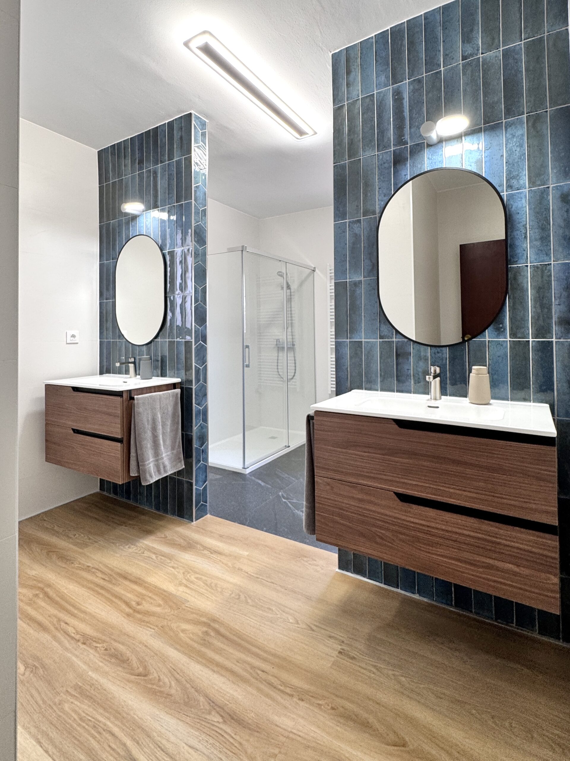 Descubre cómo transformamos un baño amplio en un espacio elegante y perfectamente equilibrado en El Prat de Llobregat. Un proyecto de reforma integral que combina distribución inteligente, pavimentos vinílicos SCP y revestimientos de diseño para crear dos ambientes únicos y continuos.