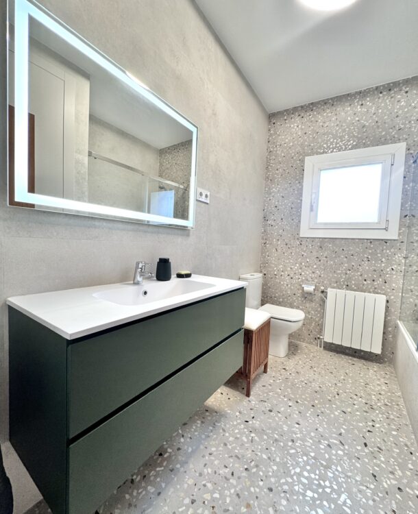 Proyecto de reforma integral en El Prat por Grup Innova. Transformamos el baño de Olga & Félix con porcelánico tipo terrazo y muebles de diseño