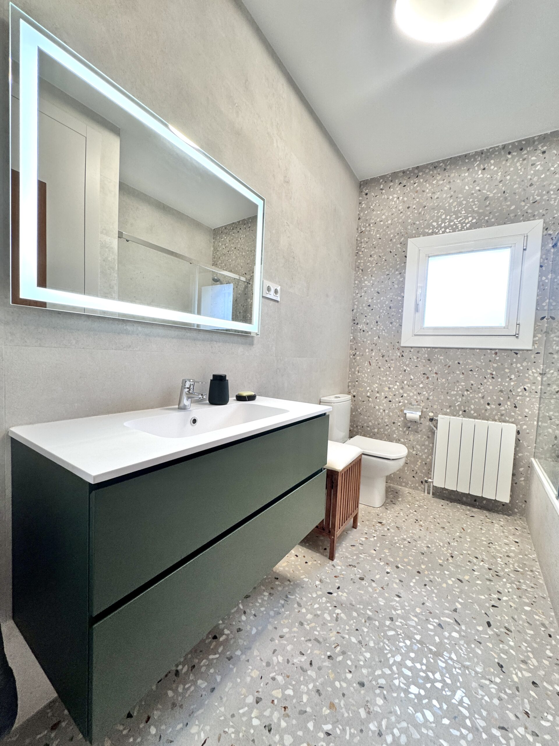 Proyecto de reforma integral en El Prat por Grup Innova. Transformamos el baño de Olga & Félix con porcelánico tipo terrazo y muebles de diseño