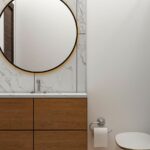 Reformar un baño pequeño: ideas que funcionan Cómo reformar un baño pequeño y ganar comodidad Reformar un baño pequeño no va solo de cambiar azulejos. Va de tomar decisiones inteligentes para que cada centímetro trabaje a tu favor. En espacios reducidos, una buena reforma puede mejorar la comodidad, la limpieza, el almacenaje y hasta la sensación de amplitud. La clave está en la distribución del baño pequeño. Antes de elegir materiales, conviene estudiar dónde colocar cada elemento. Muchas veces, sustituir la bañera por un plato de ducha ya cambia por completo el uso del baño. Es más cómodo, más accesible, más fácil de limpiar y permite ganar espacio visual. Para conseguir un baño pequeño moderno, funcionan muy bien los muebles suspendidos, los lavabos compactos, los espejos grandes y las mamparas transparentes. Todo lo que libere suelo y deje pasar la luz ayuda a que el baño parezca más amplio. Y sí, aquí el “menos es más” no es una frase bonita: es supervivencia decorativa. También es importante pensar en el almacenaje. Un baño pequeño necesita soluciones prácticas: columnas estrechas, hornacinas en la ducha, cajones organizados y muebles a medida cuando el espacio lo pide. El objetivo es evitar el caos visual y mantener todo a mano sin saturar. En cuanto a colores, los tonos claros, los acabados naturales y una iluminación bien planteada pueden transformar por completo el ambiente. Una reforma bien diseñada convierte un baño pequeño en un espacio cómodo, funcional y actual. Reformar un baño pequeño es una oportunidad para ganar calidad de vida sin necesidad de tener más metros. Solo hace falta aprovecharlos mejor.
