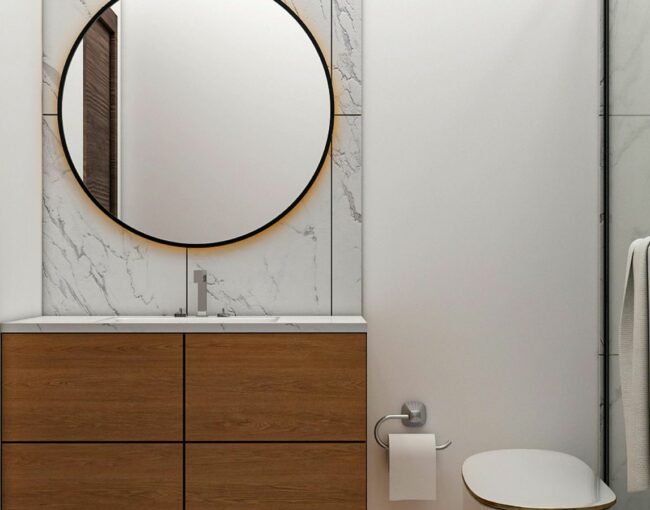 Reformar un baño pequeño: ideas que funcionan Cómo reformar un baño pequeño y ganar comodidad Reformar un baño pequeño no va solo de cambiar azulejos. Va de tomar decisiones inteligentes para que cada centímetro trabaje a tu favor. En espacios reducidos, una buena reforma puede mejorar la comodidad, la limpieza, el almacenaje y hasta la sensación de amplitud. La clave está en la distribución del baño pequeño. Antes de elegir materiales, conviene estudiar dónde colocar cada elemento. Muchas veces, sustituir la bañera por un plato de ducha ya cambia por completo el uso del baño. Es más cómodo, más accesible, más fácil de limpiar y permite ganar espacio visual. Para conseguir un baño pequeño moderno, funcionan muy bien los muebles suspendidos, los lavabos compactos, los espejos grandes y las mamparas transparentes. Todo lo que libere suelo y deje pasar la luz ayuda a que el baño parezca más amplio. Y sí, aquí el “menos es más” no es una frase bonita: es supervivencia decorativa. También es importante pensar en el almacenaje. Un baño pequeño necesita soluciones prácticas: columnas estrechas, hornacinas en la ducha, cajones organizados y muebles a medida cuando el espacio lo pide. El objetivo es evitar el caos visual y mantener todo a mano sin saturar. En cuanto a colores, los tonos claros, los acabados naturales y una iluminación bien planteada pueden transformar por completo el ambiente. Una reforma bien diseñada convierte un baño pequeño en un espacio cómodo, funcional y actual. Reformar un baño pequeño es una oportunidad para ganar calidad de vida sin necesidad de tener más metros. Solo hace falta aprovecharlos mejor.
