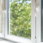 El confort de un hogar empieza por sus ventanas, especialmente en municipios como Pallejà. La proximidad de nuestra comarca al mar y la humedad constante que sube del eje del río Llobregat, sumada a los rigores térmicos tanto en invierno como en verano, exige materiales de construcción que sean extremadamente resistentes a la corrosión y que ofrezcan un escudo térmico real. Si vives en zonas residenciales como Fontpineda, la Magina o en el mismo centro urbano de Pallejà, renovar tus antiguas estructuras por modernos cerramientos de aluminio de alta gama es la decisión más inteligente para proteger tu vivienda y revalorizar tu patrimonio.