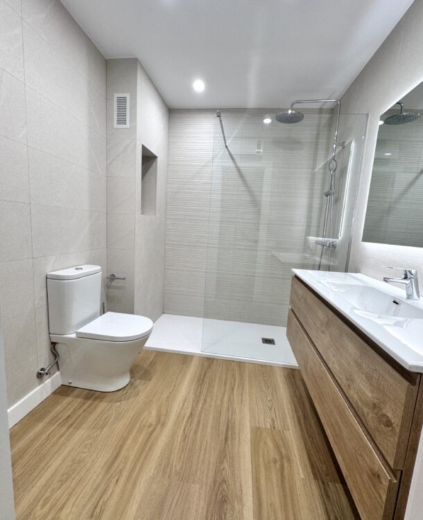Descubre cómo transformamos un baño principal y un aseo en Barcelona para nuestra cliente Mª Ángeles. Una reforma integral con plato de ducha, suelo vinílico SPC y soluciones de almacenaje a medida.