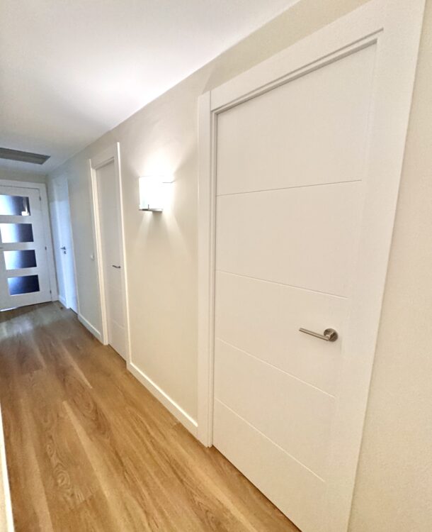 Descubre cómo transformamos la vivienda de Guillermo en el distrito de Les Corts en solo 7 días. Una renovación integral que unifica diseño moderno y funcionalidad mediante suelo vinílico, armarios a medida y puertas lacadas.