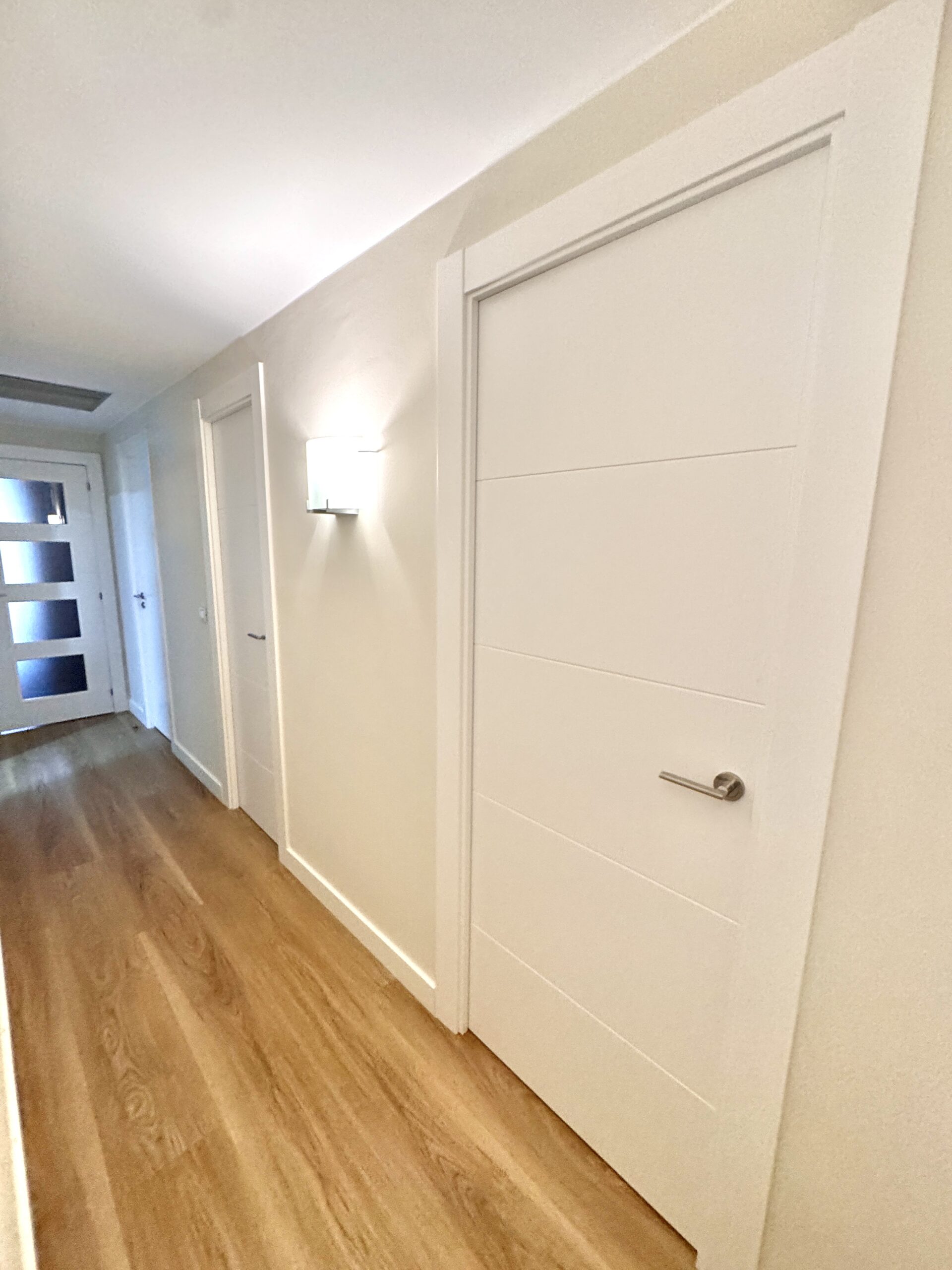 Descubre cómo transformamos la vivienda de Guillermo en el distrito de Les Corts en solo 7 días. Una renovación integral que unifica diseño moderno y funcionalidad mediante suelo vinílico, armarios a medida y puertas lacadas.
