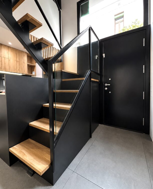 Descubre este proyecto de mobiliario a medida y pintura realizado por Grup Innova en Poblenou, Barcelona, con soluciones personalizadas para aprovechar cada espacio junto a una interiorista.