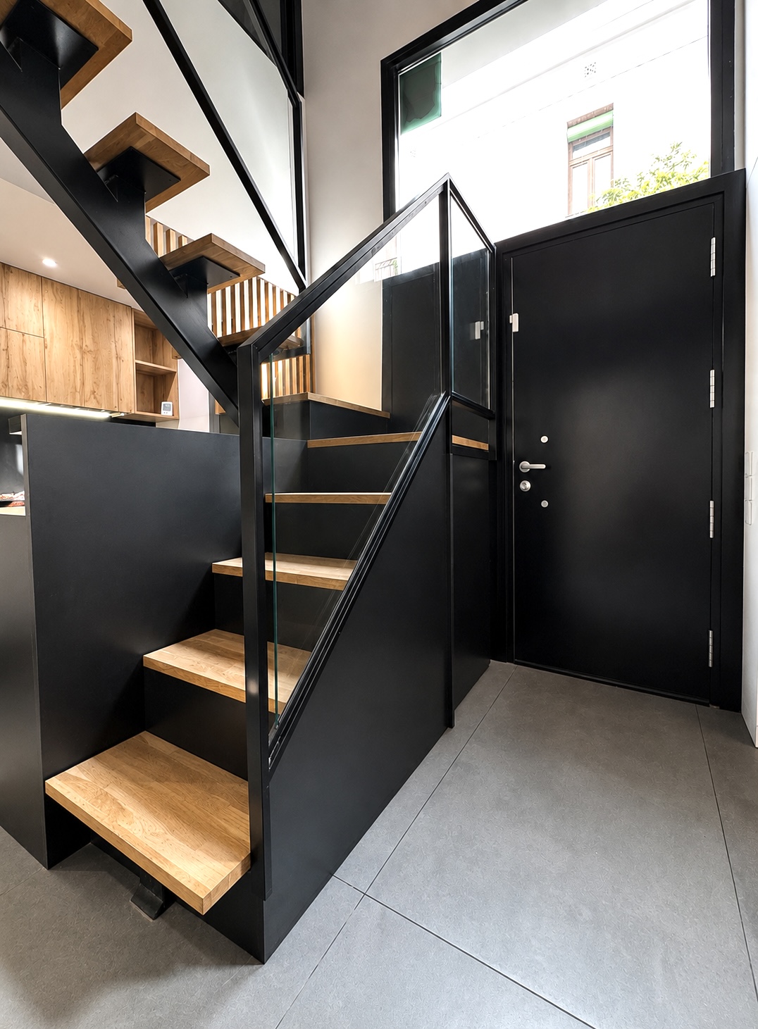 Descubre este proyecto de mobiliario a medida y pintura realizado por Grup Innova en Poblenou, Barcelona, con soluciones personalizadas para aprovechar cada espacio junto a una interiorista.