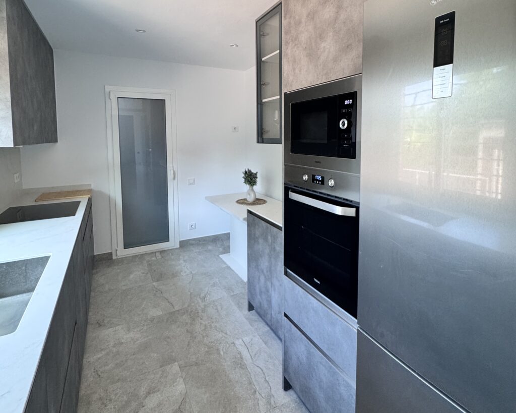 Descubre esta reforma de cocina en Caldes de Montbui con mobiliario a medida, suelo porcelánico Pamesa, encimera Dekton y acabados de alta calidad.