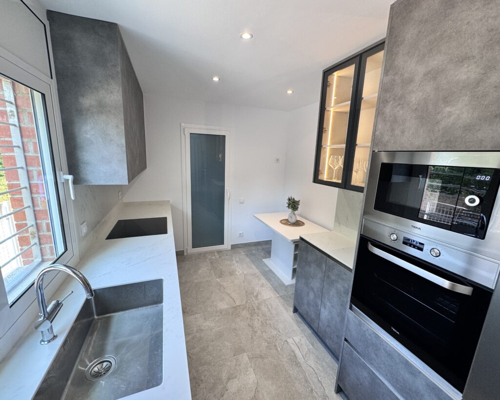 Descubre esta reforma de cocina en Caldes de Montbui con mobiliario a medida, suelo porcelánico Pamesa, encimera Dekton y acabados de alta calidad.