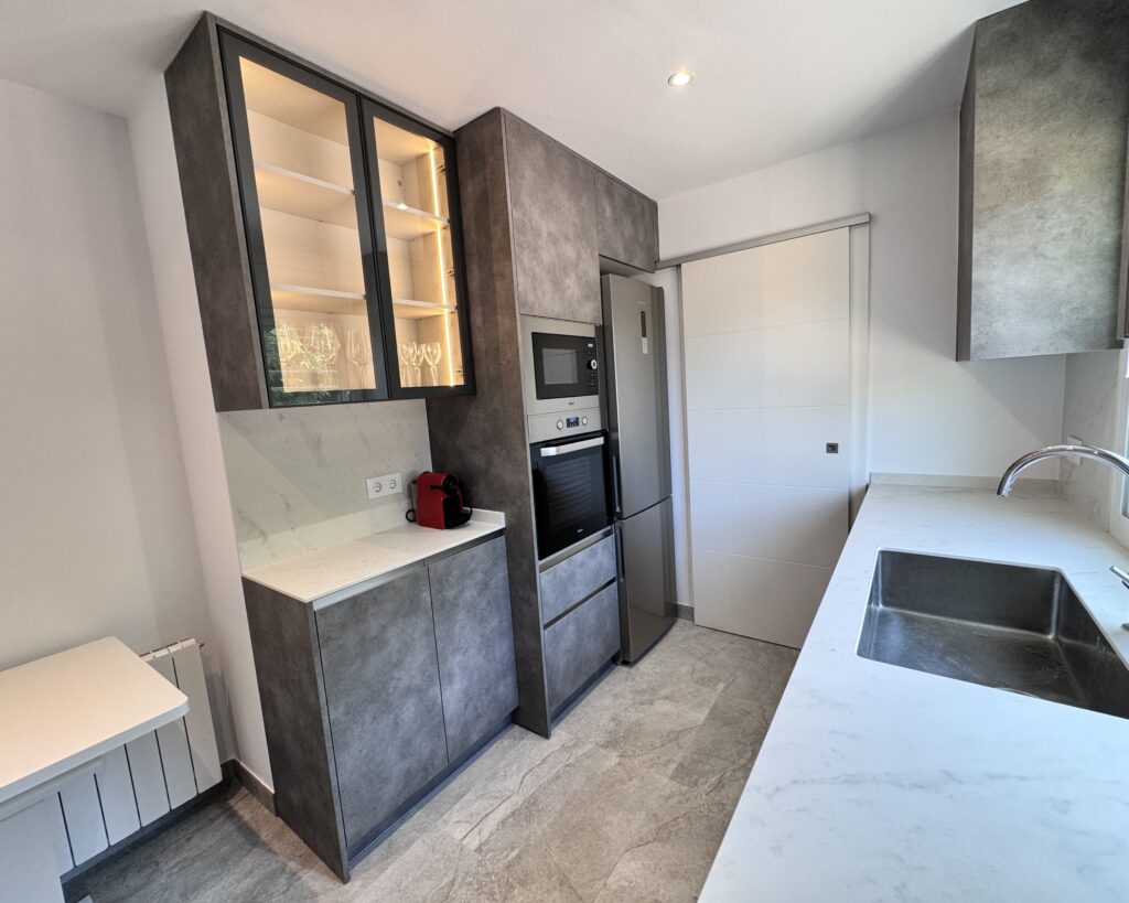 Descubre esta reforma de cocina en Caldes de Montbui con mobiliario a medida, suelo porcelánico Pamesa, encimera Dekton y acabados de alta calidad.