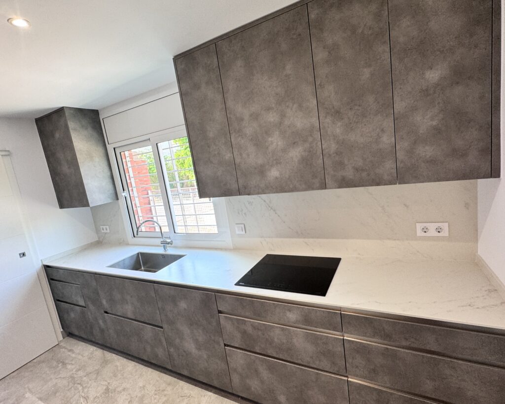 Descubre esta reforma de cocina en Caldes de Montbui con mobiliario a medida, suelo porcelánico Pamesa, encimera Dekton y acabados de alta calidad.