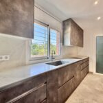 Descubre esta reforma de cocina en Caldes de Montbui con mobiliario a medida, suelo porcelánico Pamesa, encimera Dekton y acabados de alta calidad.