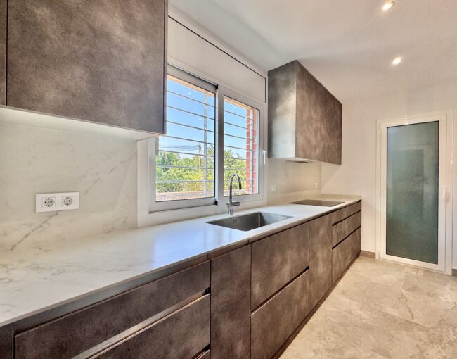 Descubre esta reforma de cocina en Caldes de Montbui con mobiliario a medida, suelo porcelánico Pamesa, encimera Dekton y acabados de alta calidad.