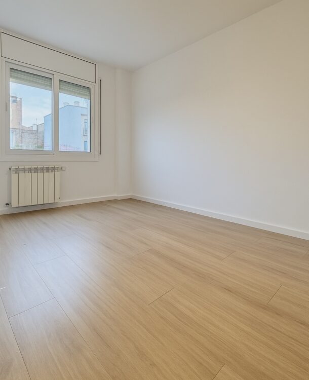 Descubre este proyecto de cambio de pavimento porcelánico en Sant Cugat, con suelo efecto madera, nuevos zócalos y pintura para transformar la vivienda sin retirar el pavimento existente.