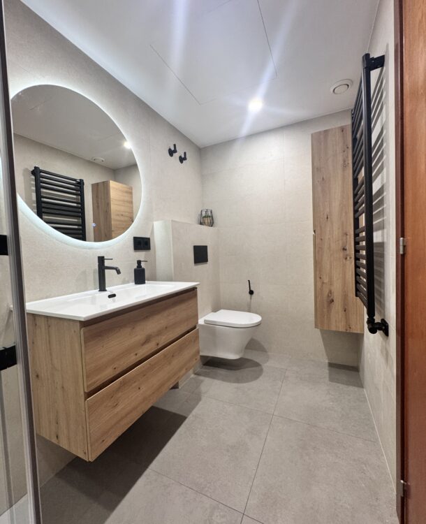Descubre este proyecto de reforma integral de baño en Terrassa, con renovación completa de instalaciones, materiales porcelánicos y un diseño moderno pensado para ganar confort y funcionalidad.