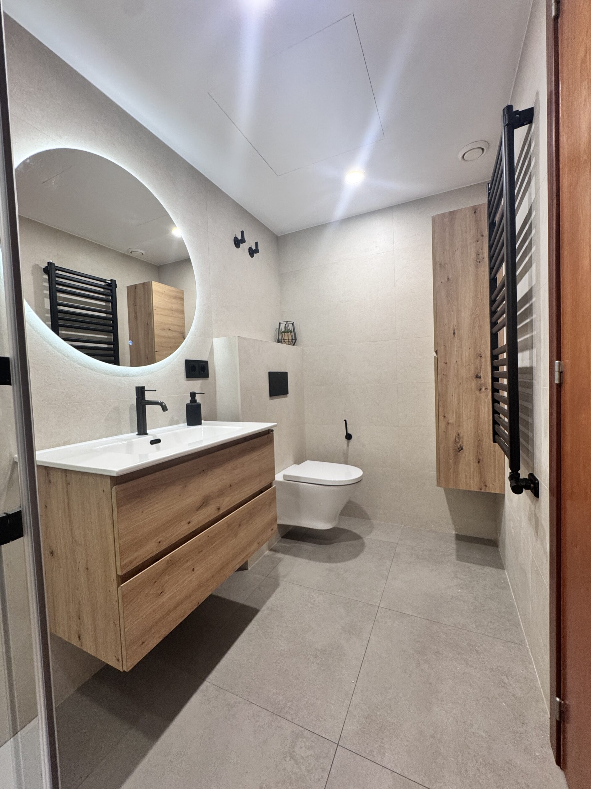 Descubre este proyecto de reforma integral de baño en Terrassa, con renovación completa de instalaciones, materiales porcelánicos y un diseño moderno pensado para ganar confort y funcionalidad.