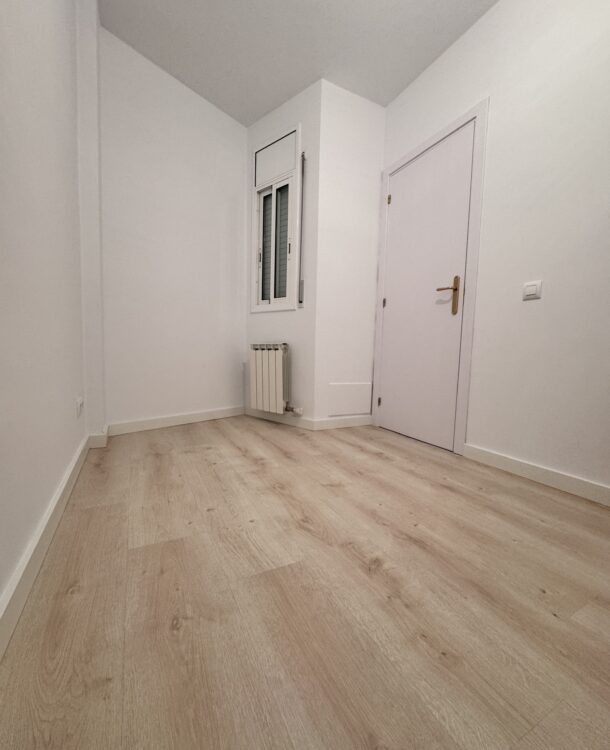 Reforma de suelo y pintura en Cornellà de Llobregat para Víctor. Instalación de suelo laminado Finfloor AC6, alisado, pintura y renovación de puertas.