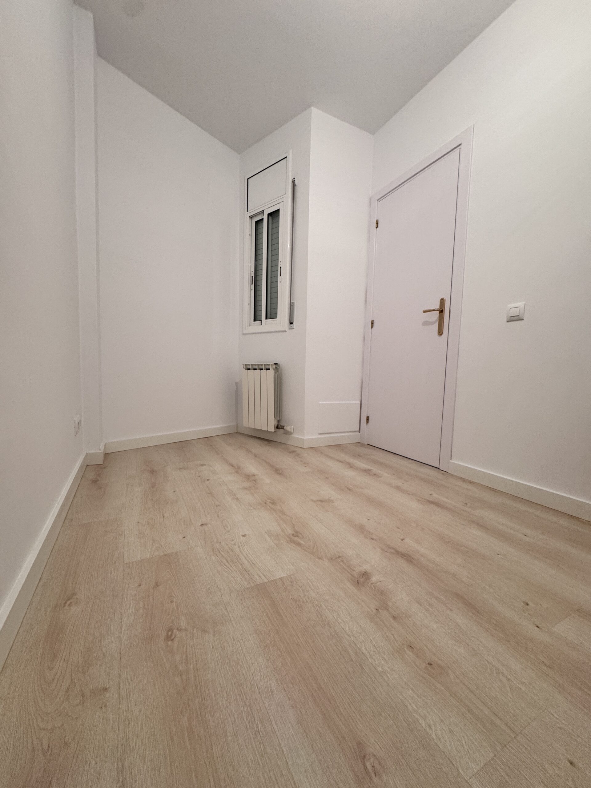 Reforma de suelo y pintura en Cornellà de Llobregat para Víctor. Instalación de suelo laminado Finfloor AC6, alisado, pintura y renovación de puertas.