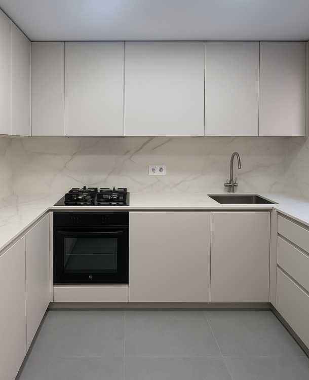 Laia contactó con Grup Innova para realizar la reforma integral de la cocina de su vivienda en Horta. El proyecto incluía también la renovación del aseo, por lo que planteamos ambas intervenciones de forma coordinada.