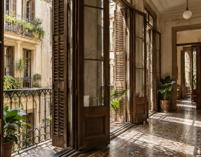 Persianas, patios y galerías: descubre las soluciones inteligentes de la arquitectura tradicional que siguen inspirando las reformas actuales.