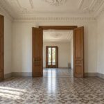Descubre por qué muchos pisos antiguos de Barcelona tienen techos altos y cómo aprovechar su altura en una reforma contemporánea.